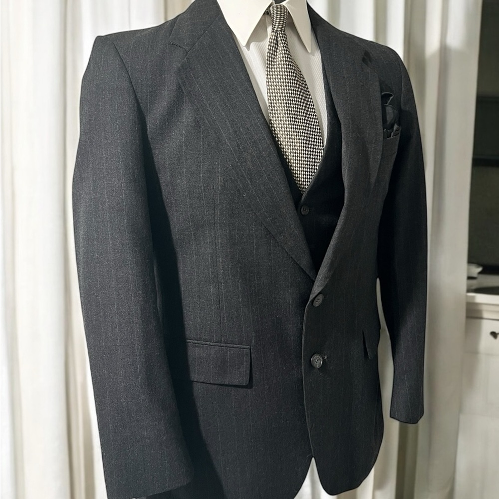 Bergamo Roma Gray Blazer and Vest, Classic Notched Lapels☑️ - Picture 3 of 11